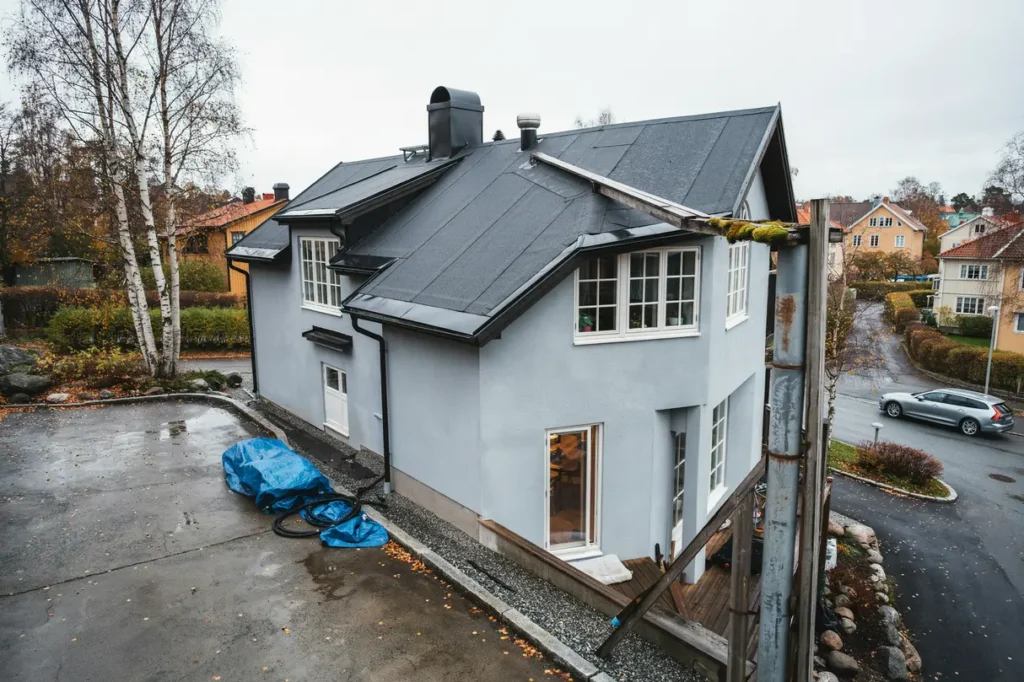 l glutande tak p villa materialval vanliga risker och r tt l sning f r svenskt klimat